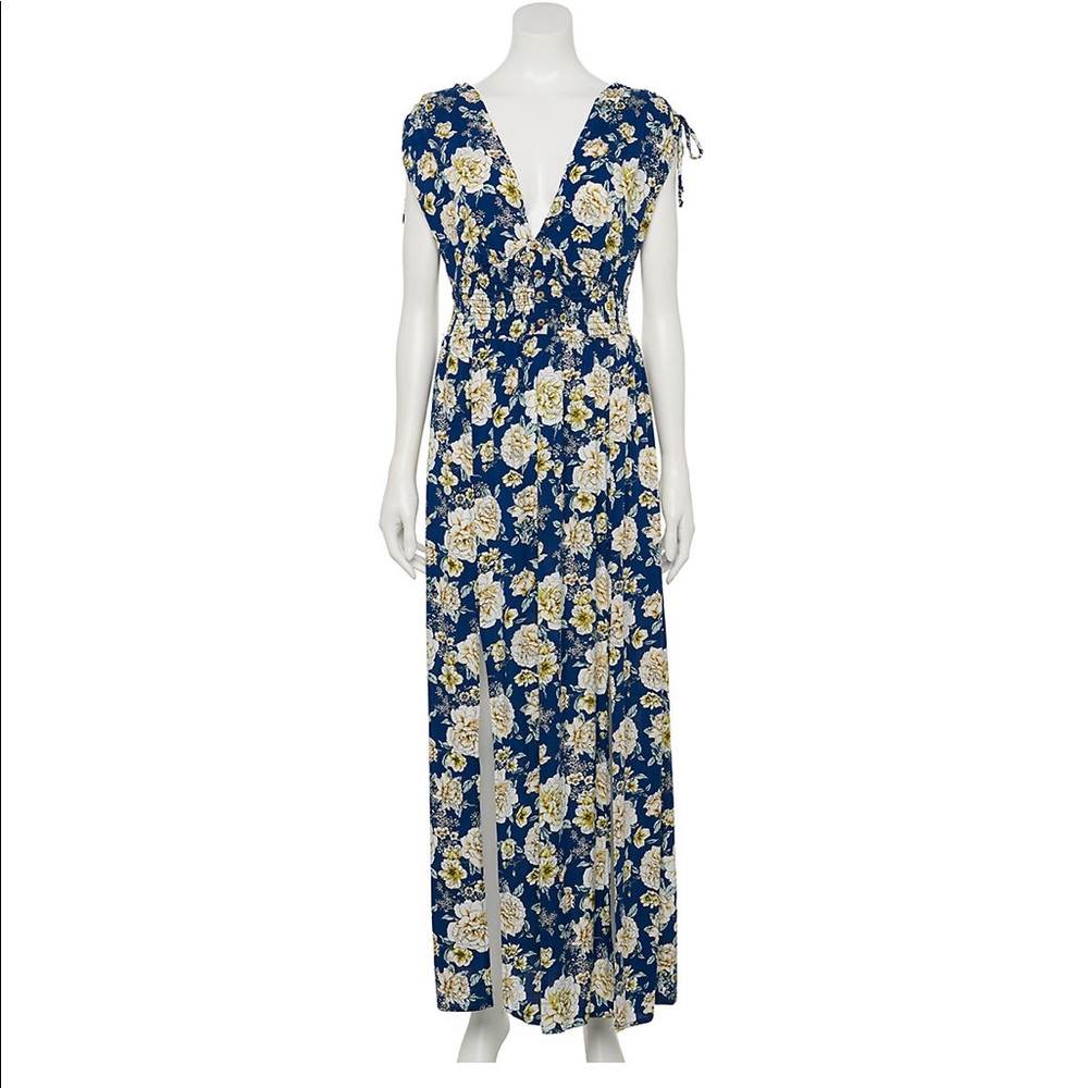 Live to be spoiled: Short sleeve, double v-neck, maxi dress